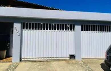 Imagem: A casa possui 3 Dormitórios, 1 Banheiro, 1 Vaga na garagem