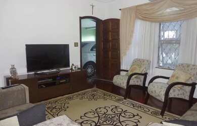 Imagem: A casa possui 3 Dormitórios, 2 Banheiros, 2 Vagas na garagem