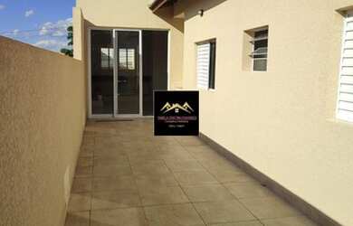 Imagem: A casa possui 2 Dormitórios, 2 Banheiros, 2 Vagas na garagem