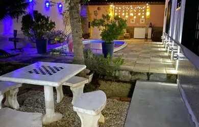 Imagem: A casa possui 1 Dormitório, 3 Banheiros, 2 Vagas na garagem