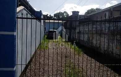 Imagem: A casa possui 2 Dormitórios, 2 Banheiros, 1 Vaga na garagem