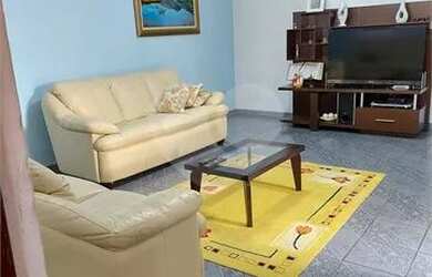 Imagem: A casa possui 4 Dormitórios, 3 Banheiros, 2 Vagas na garagem