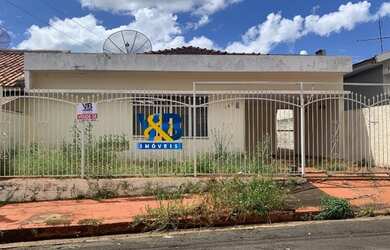 Imagem: A casa possui 3 Dormitórios, 3 Banheiros, 2 Vagas na garagem