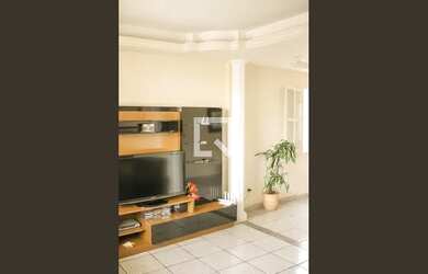 Imagem: A casa possui 2 Dormitórios, 4 Banheiros, 2 Vagas na garagem