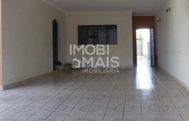 Imagem: A casa possui 3 Dormitórios, 1 Banheiro, 4 Vagas na garagem