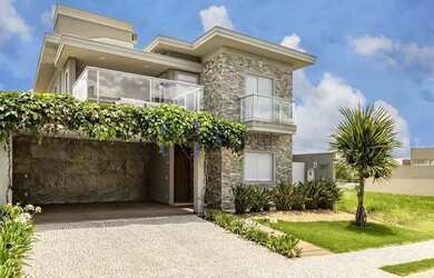 Imagem: A casa possui 4 Dormitórios, 5 Banheiros, 4 Vagas na garagem