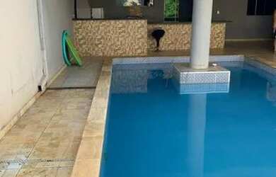 Imagem: A casa possui 1 Dormitório, 4 Banheiros, 5 Vagas na garagem