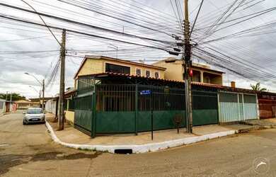 Imagem: A casa possui 4 Dormitórios, 1 Banheiro, 190m² de Área e