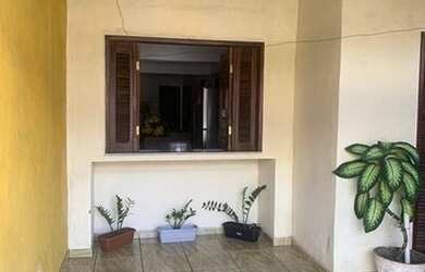 Imagem: A casa possui 3 Dormitórios, 2 Banheiros, 1 Vaga na garagem