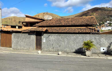 Imagem: A casa possui 2 Dormitórios, 4 Banheiros, 1 Vaga na garagem
