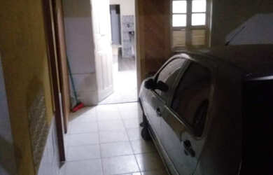 Imagem: A casa possui 2 Dormitórios, 1 Banheiro, 2 Vagas na garagem