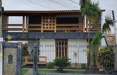 Imagem: A casa possui 4 Dormitórios, 3 Banheiros, 4 Vagas na garagem