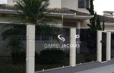 Imagem: A casa possui 3 Dormitórios, 3 Banheiros, 2 Vagas na garagem