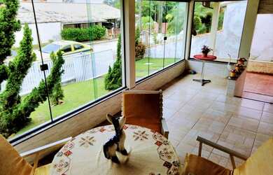 Imagem: A casa possui 3 Dormitórios, 3 Banheiros, 3 Vagas na garagem