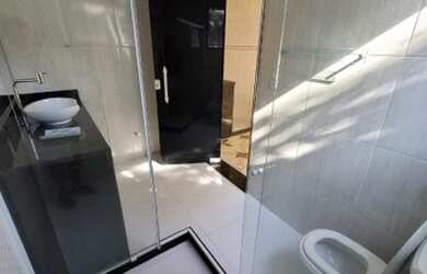 Imagem: A casa possui 3 Dormitórios, 2 Banheiros, Varanda e está