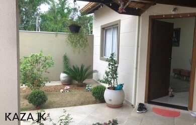 Imagem: A casa possui 3 Dormitórios, 2 Banheiros, 3 Vagas na garagem