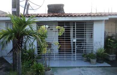 Imagem: A casa possui 2 Dormitórios, 1 Banheiro, 1 Vaga na garagem