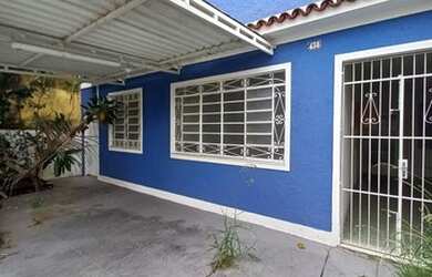 Imagem: A casa possui 3 Dormitórios, 2 Banheiros, 2 Vagas na garagem