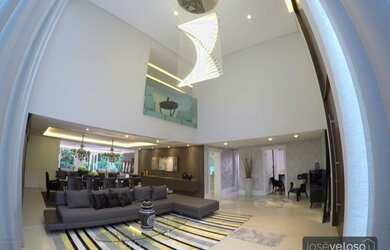 Imagem: A casa possui 4 Dormitórios, 5 Banheiros, 5 Vagas na garagem