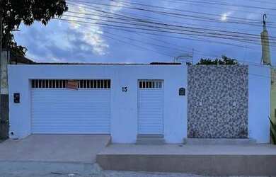 Imagem: A casa possui 3 Dormitórios, 1 Banheiro, 2 Vagas na garagem