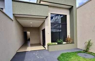 Imagem: A casa possui 3 Dormitórios, 2 Banheiros, 2 Vagas na garagem