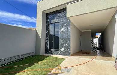 Imagem: A casa possui 3 Dormitórios, 2 Banheiros, 1 Vaga na garagem