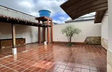 Imagem: A casa possui 3 Dormitórios, 2 Banheiros, 2 Vagas na garagem