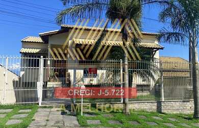 Imagem: A casa possui 3 Dormitórios, 1 Banheiro, 2 Vagas na garagem