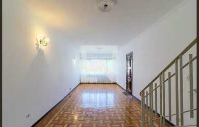 Imagem: A casa possui 3 Dormitórios, 3 Banheiros, 1 Vaga na garagem