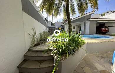 Imagem: A casa possui 4 Dormitórios, 5 Banheiros, 5 Vagas na garagem