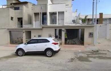 Imagem: A casa possui 4 Dormitórios, 1 Banheiro, 2 Vagas na garagem