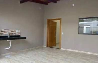 Imagem: A casa possui 2 Dormitórios, 2 Banheiros, 2 Vagas na garagem