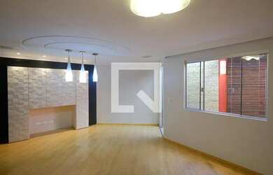 Imagem: A casa possui 3 Dormitórios, 3 Banheiros, 2 Vagas na garagem