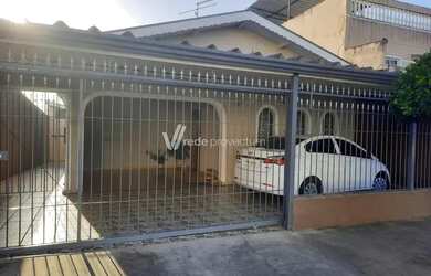 Imagem: A casa possui 3 Dormitórios, 4 Banheiros, 3 Vagas na garagem