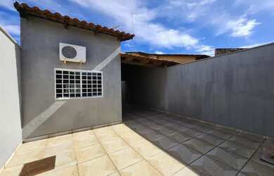 Imagem: A casa possui 2 Dormitórios, 1 Banheiro, 2 Vagas na garagem