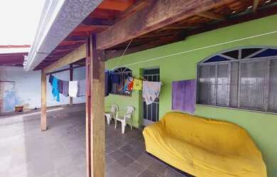 Imagem: A casa possui 3 Dormitórios, 1 Banheiro, 1 Vaga na garagem