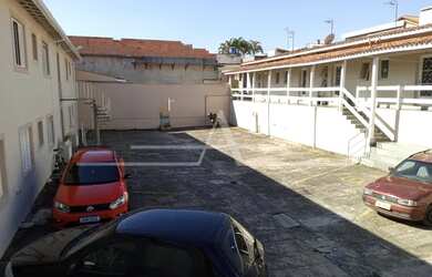 Imagem: A casa possui 1 Dormitório, 1 Banheiro, 1 Vaga na garagem