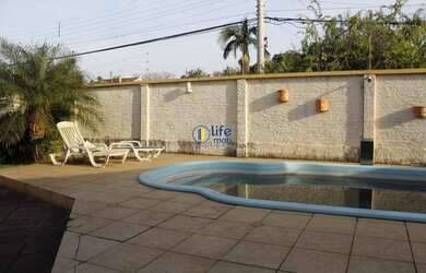 Imagem: A casa possui 3 Dormitórios, 2 Banheiros, 2 Vagas na garagem