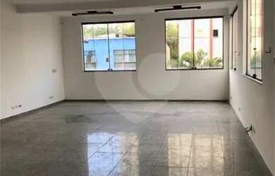 Imagem: A casa possui 3 Dormitórios, 4 Banheiros, 2 Vagas na garagem