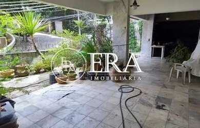 Imagem: A casa possui 3 Dormitórios, 5 Banheiros, 4 Vagas na garagem