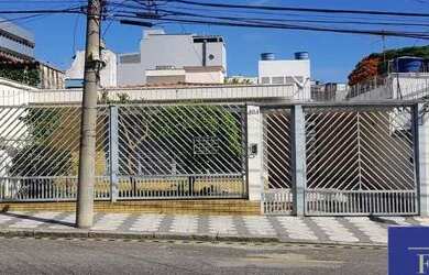 Imagem: A casa possui 2 Dormitórios, 2 Banheiros, 2 Vagas na garagem