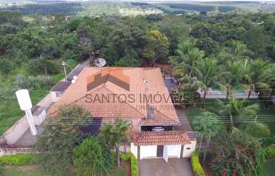 Imagem: A casa possui 4 Dormitórios, 3 Banheiros, 5 Vagas na garagem