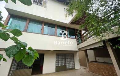 Imagem: A casa para alugar possui 4 Dormitórios, 5 Banheiros, 4 Vagas