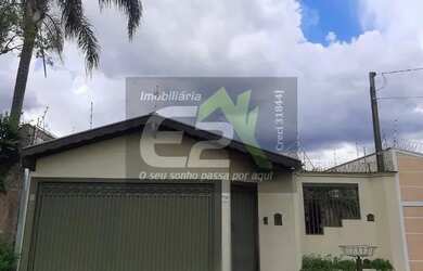 Imagem: A casa possui 3 Dormitórios, 2 Banheiros, 2 Vagas na garagem