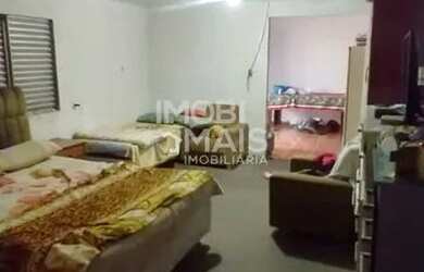 Imagem: A casa possui 4 Dormitórios, 3 Banheiros, 2 Vagas na garagem