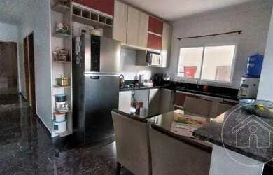 Imagem: A casa possui 2 Dormitórios, 1 Banheiro, 2 Vagas na garagem