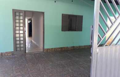 Imagem: A casa possui 3 Dormitórios, 2 Banheiros, 2 Vagas na garagem