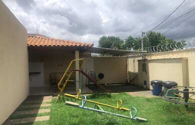 Imagem: A casa possui 2 Dormitórios, 3 Banheiros, 3 Vagas na garagem