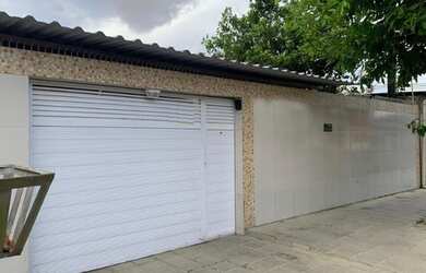 Imagem: A casa possui 4 Dormitórios, 3 Banheiros, 3 Vagas na garagem