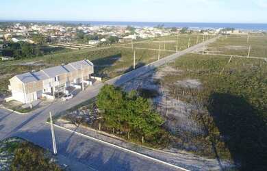 Imagem 2: Sobrados geminados na praia